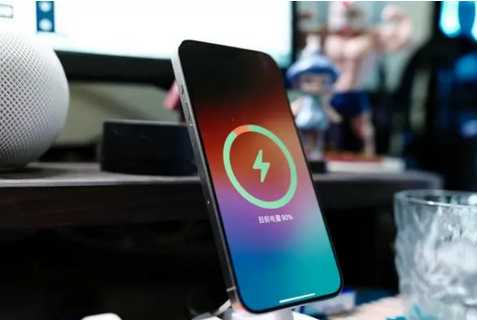 后安镇苹果15换屏服务分享用什么充电器给iPhone15充电更好 